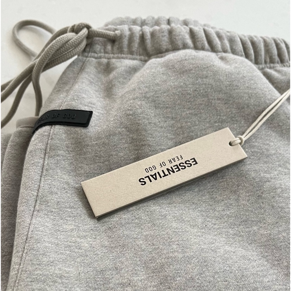 New with tag!! Never worn essential sweatpants size M